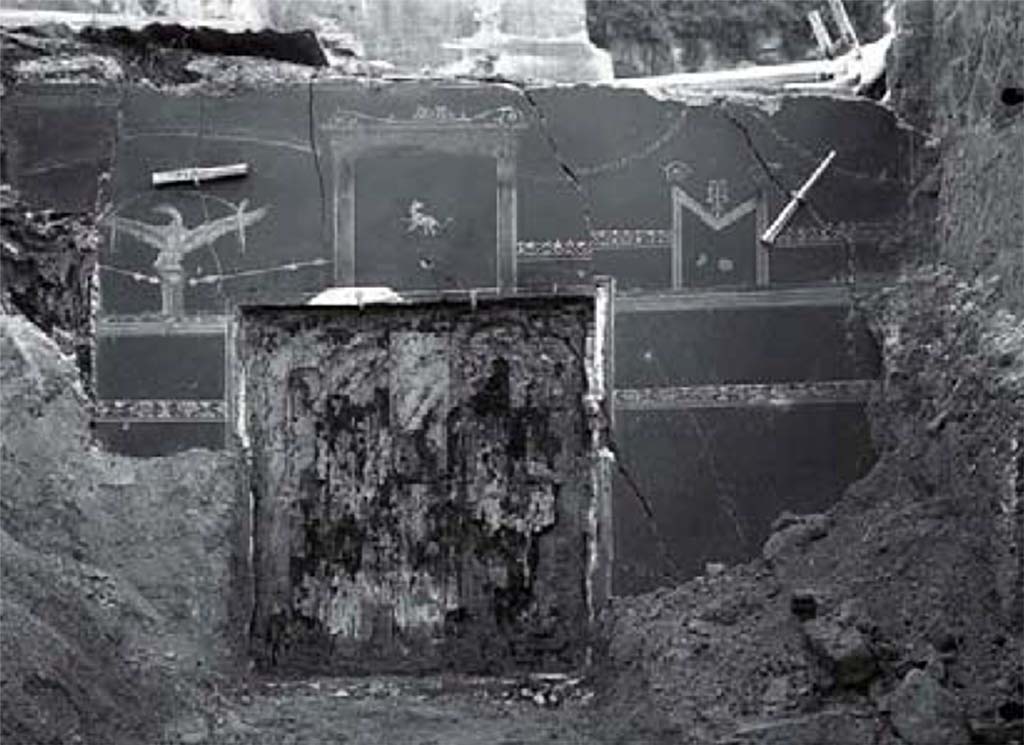 V.17/18 Herculaneum. Room 18, north wall. Carbonised remains of wooden frame from which the picture of the cupids was detached.
See Prisco G., 2013. Tecnica esecutiva e conservazione delle pitture murali di epoca romana. Il dibattito tra fine ‘800 e prima metà del ‘900. Bollettino ICR, N.S. 27, p. 56, fig. 6.
